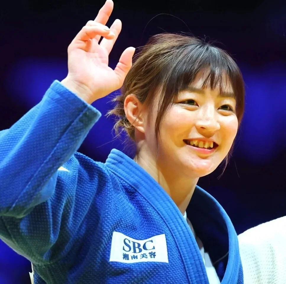 現役引退から5か月…33歳柔道女子金メダリストが雰囲気“激変”なW杯サッカー日本代表ユニ姿「めちゃ可愛すぎる!」(THE DIGEST)