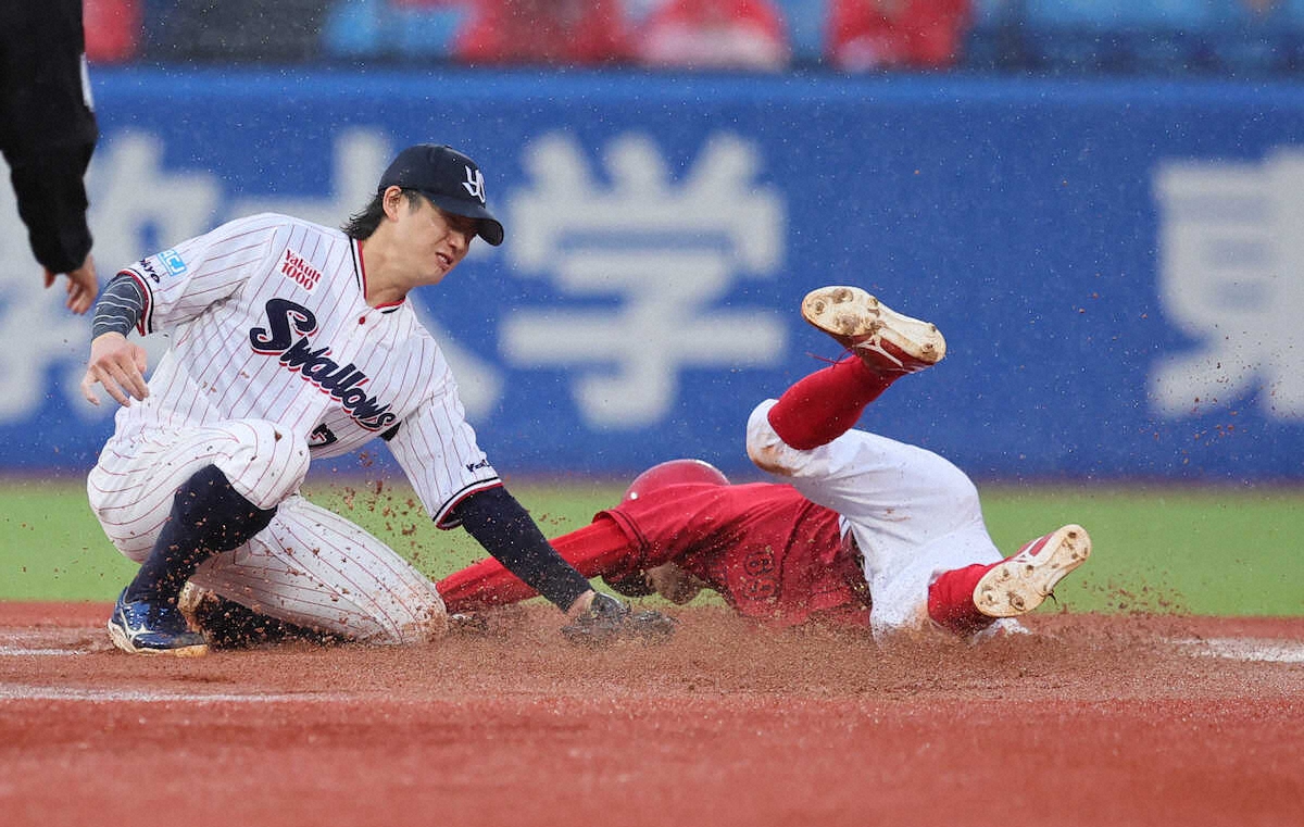 広島・辰見鴻之介 代走出場、盗塁で左膝負傷 21日以降の出場は状態見て判断(スポニチアネックス)